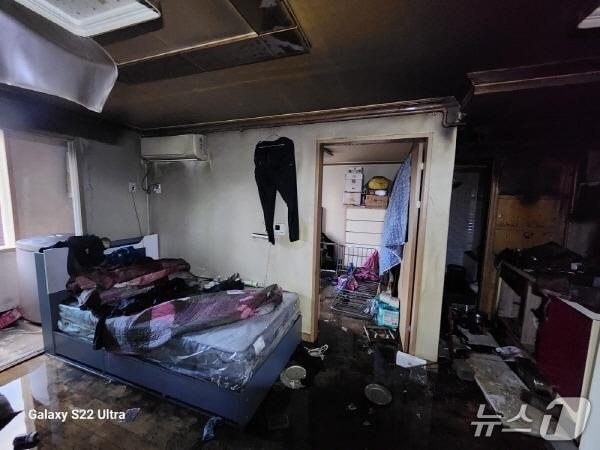 본문 이미지 - 21일 오전 5시 41분께 전북 전주시 덕진구 진북동의 한 단독주택 2층에서 불이 났다.&#40;전북소방본부 제공, 재판매 및 DB 금지&#41;/뉴스1