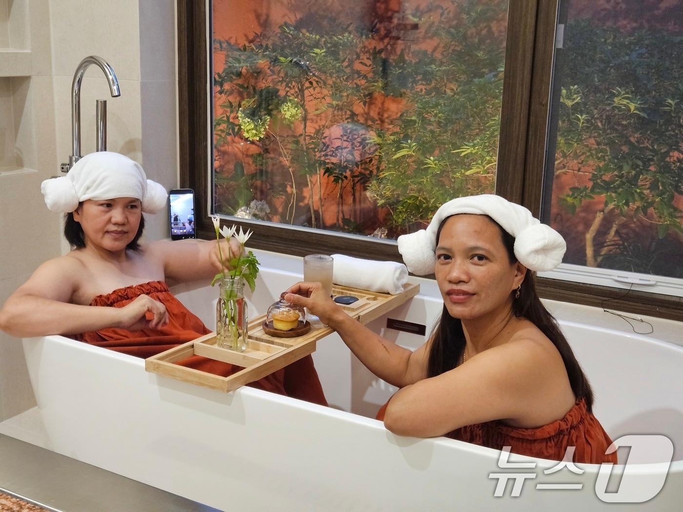 본문 이미지 - 지난 21일 오전 광주 광산구 수완동의 한 프리미엄 세신샵에서 필리핀 국적의 이용객들이 K-세신을 즐기고 있다. 2025.9.21/뉴스1 ⓒ News1 이수민 기자