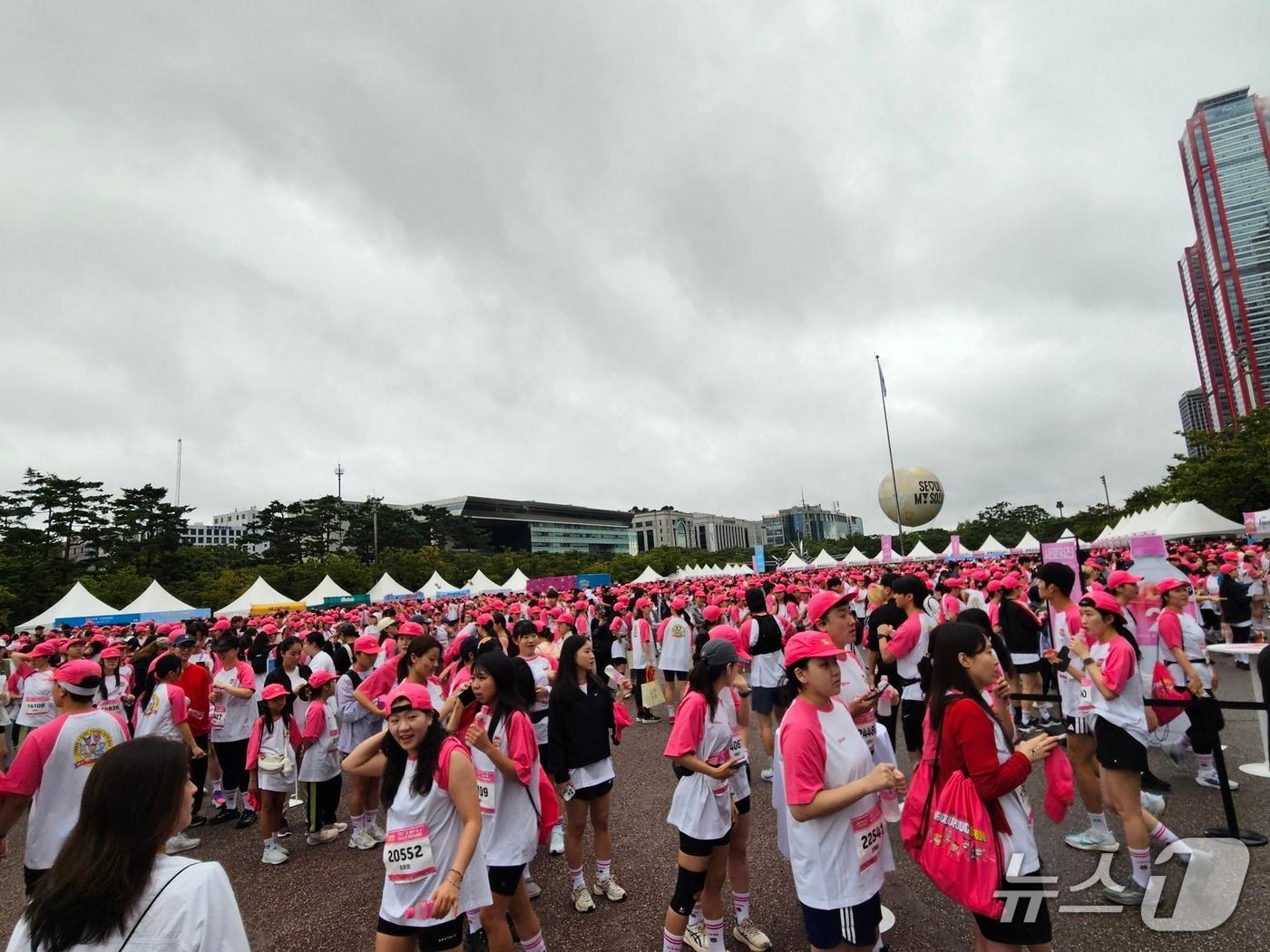 본문 이미지 - 21일 서울 여의도 일대에서 &#39;산리오X올리브영 큐티런 2025 서울&#39;이 개최됐다.ⓒ 뉴스1/김진희 기자.