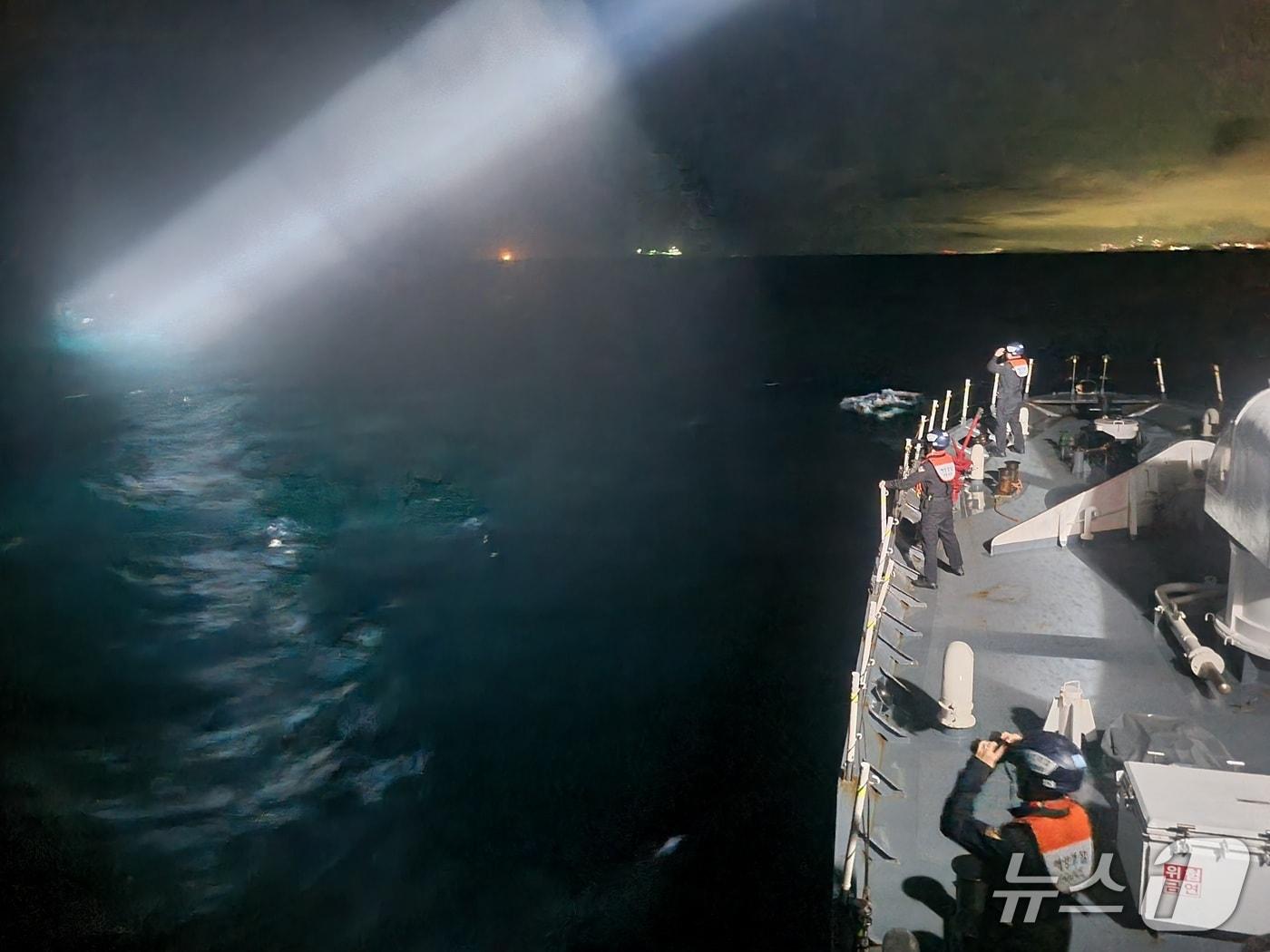 본문 이미지 - 21일 새벽 울산해경이 부산 앞바다에서 침몰 어선 실종자를 수색하고 있다. (울산해경 제공. 재판매 및 DB 금지) /뉴스1 