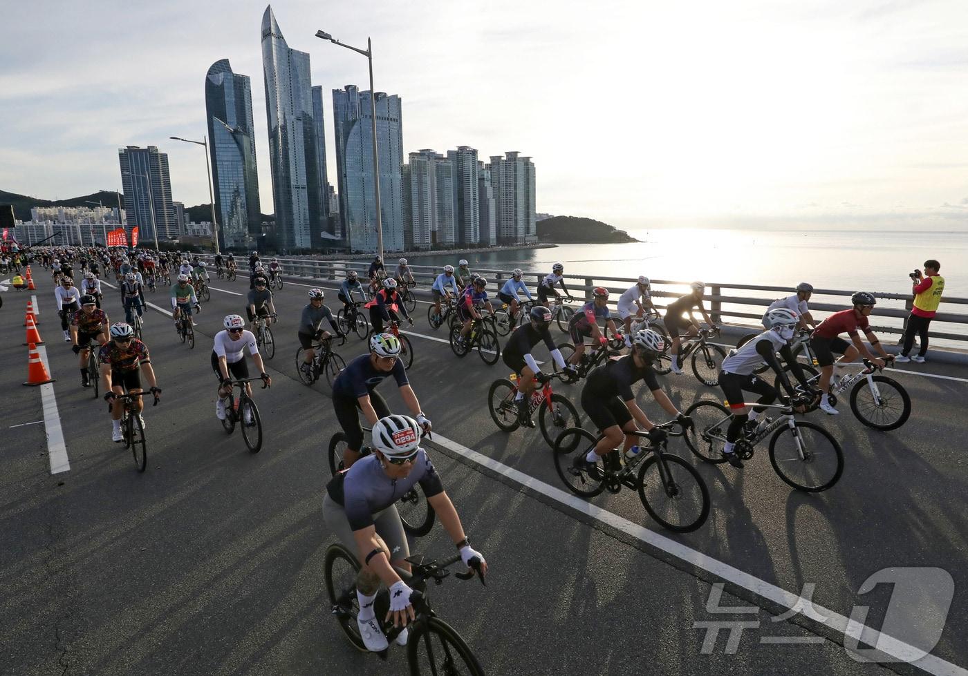 21일 오전 부산 광안대교 상판에서 &#39;2025 세븐브릿지 투어&#39;에 참가한 라이더들이 힘차게 출발하고 있다. 2025.9.21/뉴스1 ⓒ News1 윤일지 기자