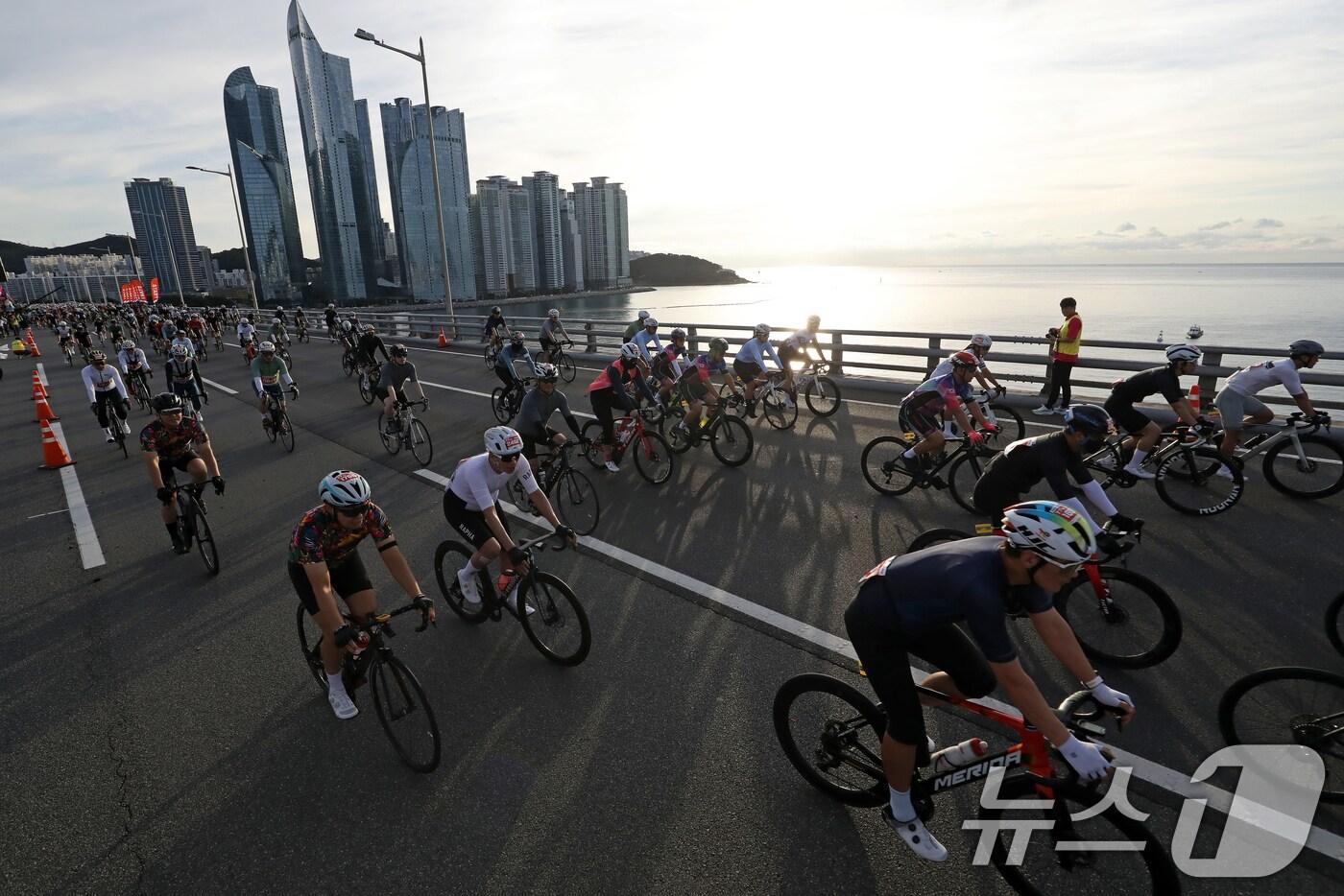 21일 오전 부산 광안대교 상판에서 '2025 세븐브릿지 투어'에 참가한 라이더들이 힘차게 출발하고 있다. 2025.9.21/뉴스1 ⓒ News1 윤일지 기자