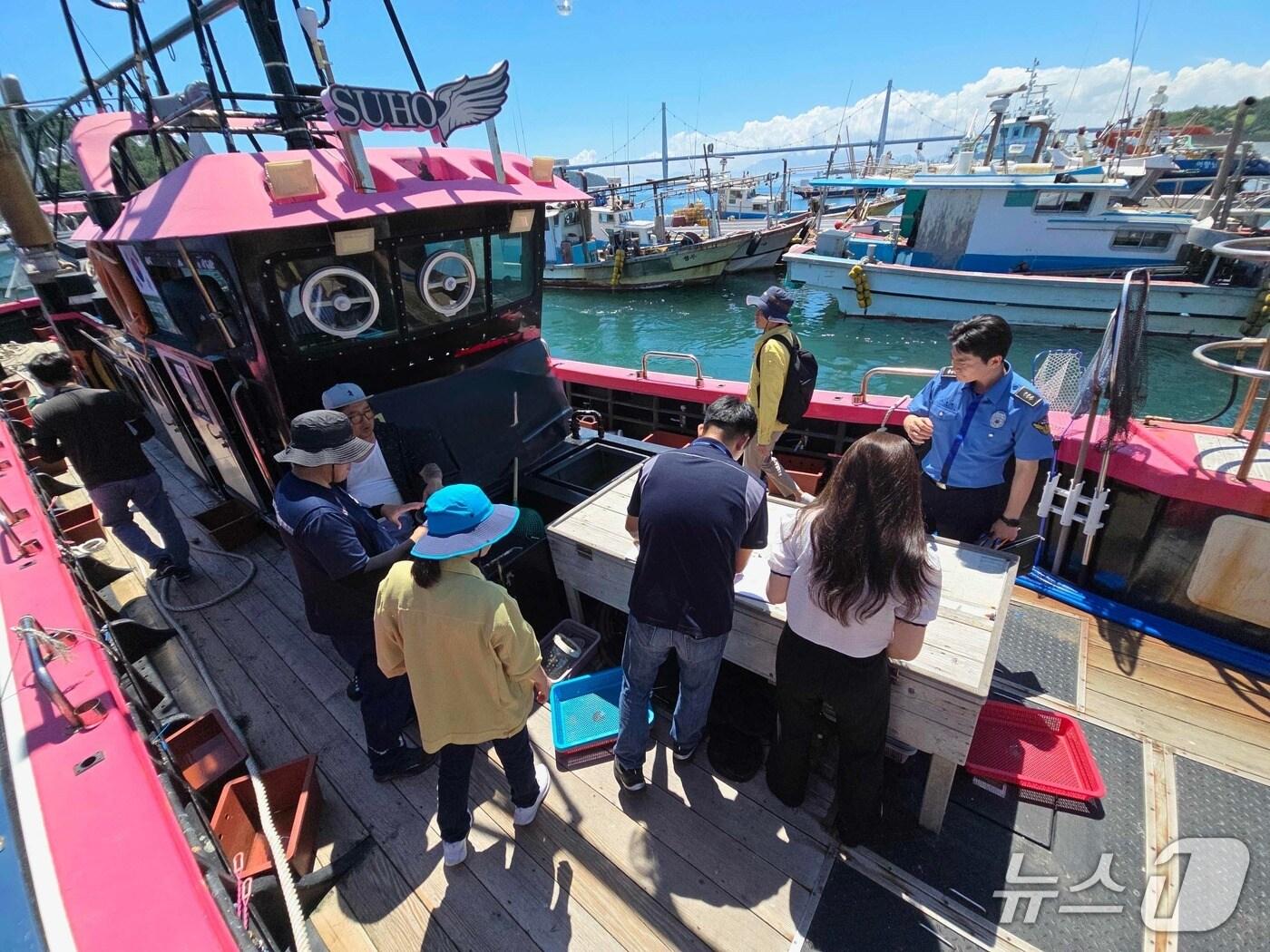 본문 이미지 - 낚시어선 안전점검 모습.(전남도 제공. 재판매 및 DB금지) 2025.9.21/뉴스1