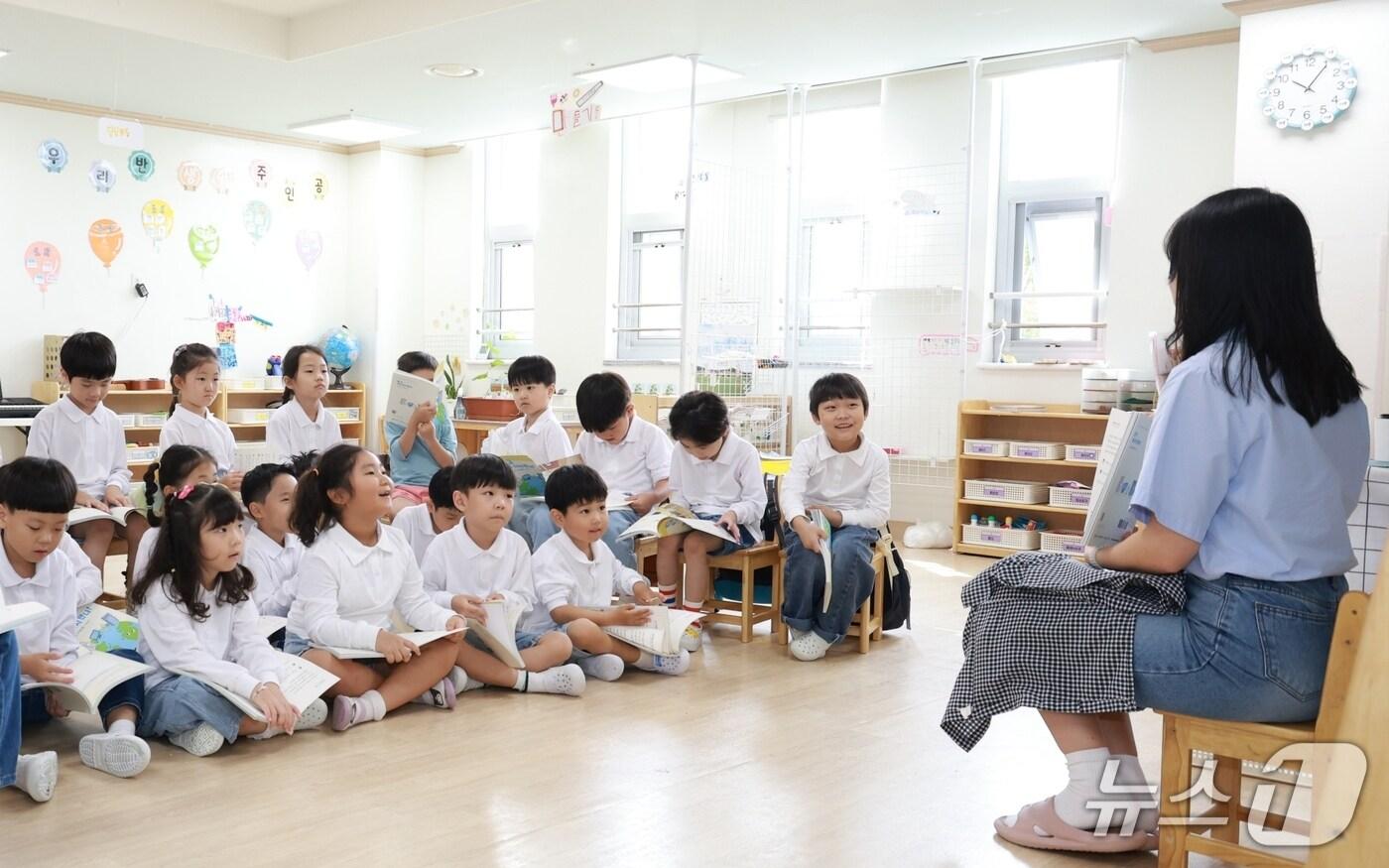본문 이미지 - 인천 서구 종합환경연구단지 어린이집에서 아동·청소년 대상 자원 순환 교육 도서 '잘 가, 우리 다시 만나! : 전자제품 자원순환 이야기'를 활용한 교육을 진행 중인 모습(LG전자 제공)
