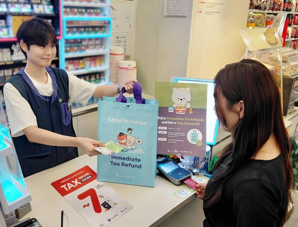 본문 이미지 - CU는 한국관광공사와 외국인 관광객을 대상으로 부가세 즉시 환급(Tax Refund) 서비스 캐시백 프로모션을 펼친다(CU제공)
