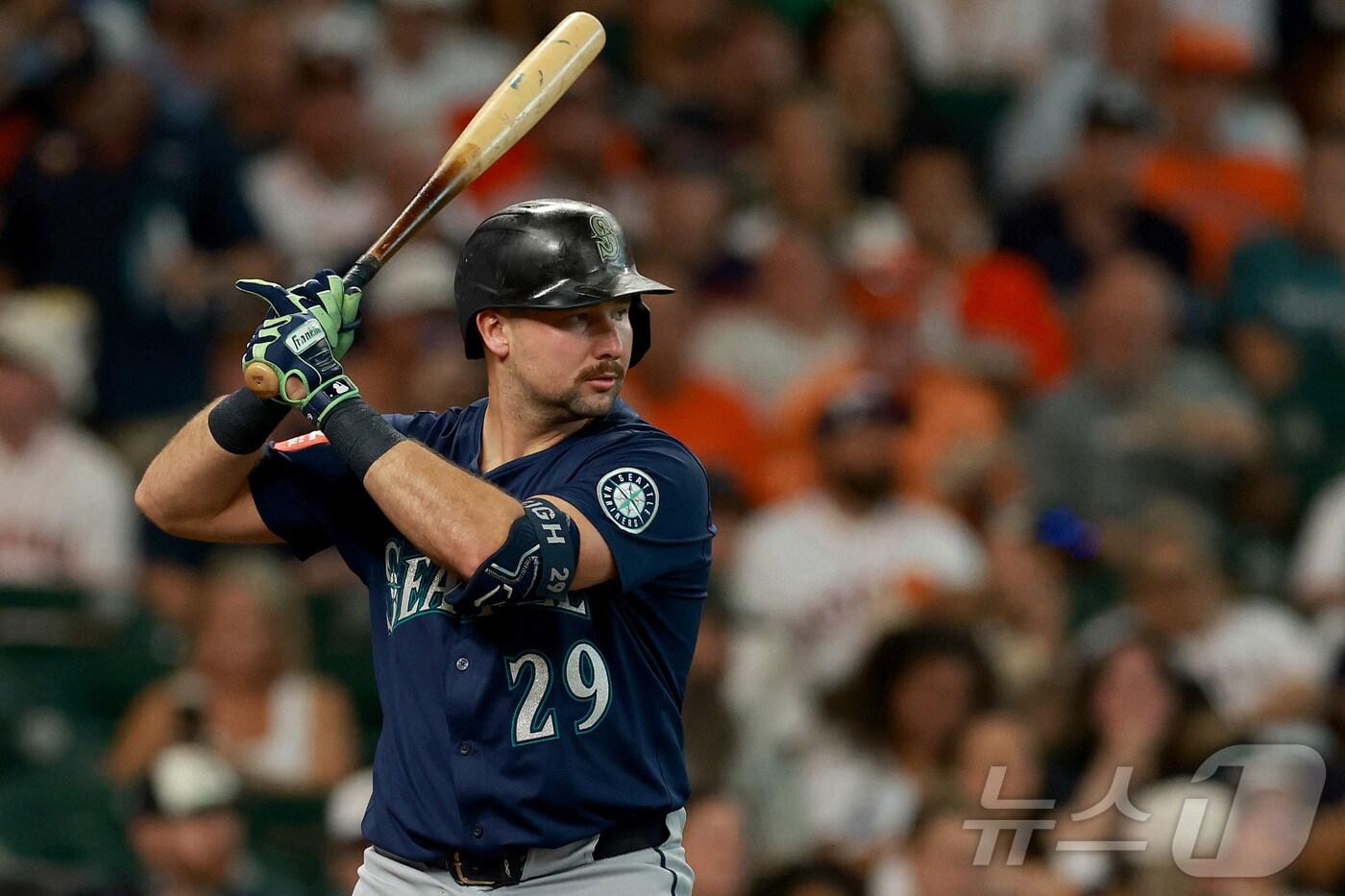 시애틀 매리너스 포수 칼 롤리가 21일&#40;한국시간&#41; 열린 2025 메이저리그 휴스턴 애스트로스와 원정 경기에서 시즌 57호 홈런을 기록했다. ⓒ AFP=뉴스1