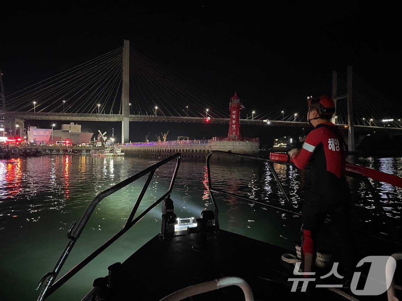 본문 이미지 - 21일 여수해양경찰이 하멜등대 인근에서 해상으로 추락한 시민을 구조하기 위해 이동하고 있다. (여수해경 제공. 재판매 및 DB금지) 2025.9.21/뉴스1