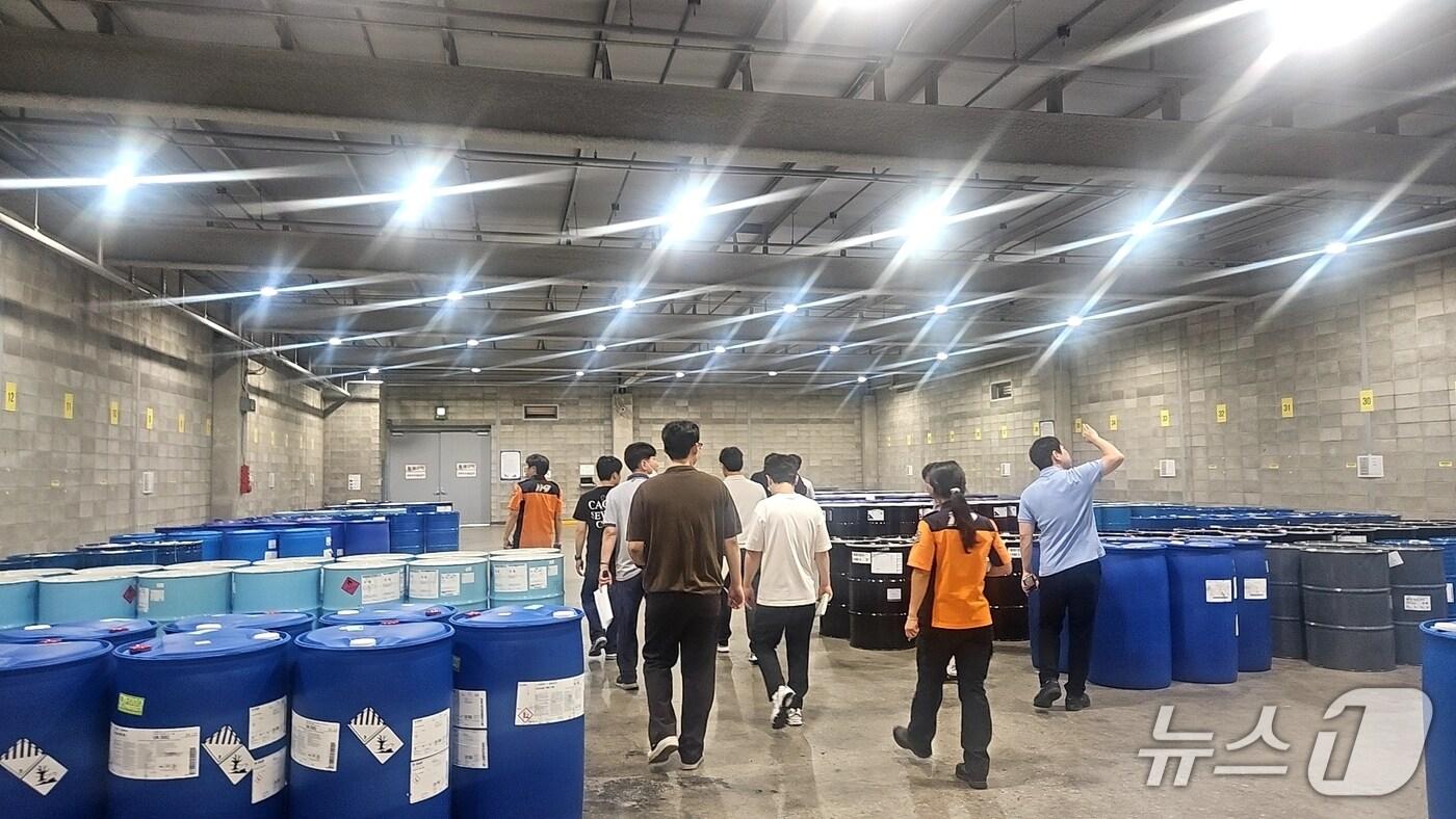  경기도소방재난본부 관계자들이 화장품 제조공장 위험물을 점검하고 있다. (경기도소방재난본부 제공. 재판매 및 DB 금지) 2025.9.21/뉴스1
