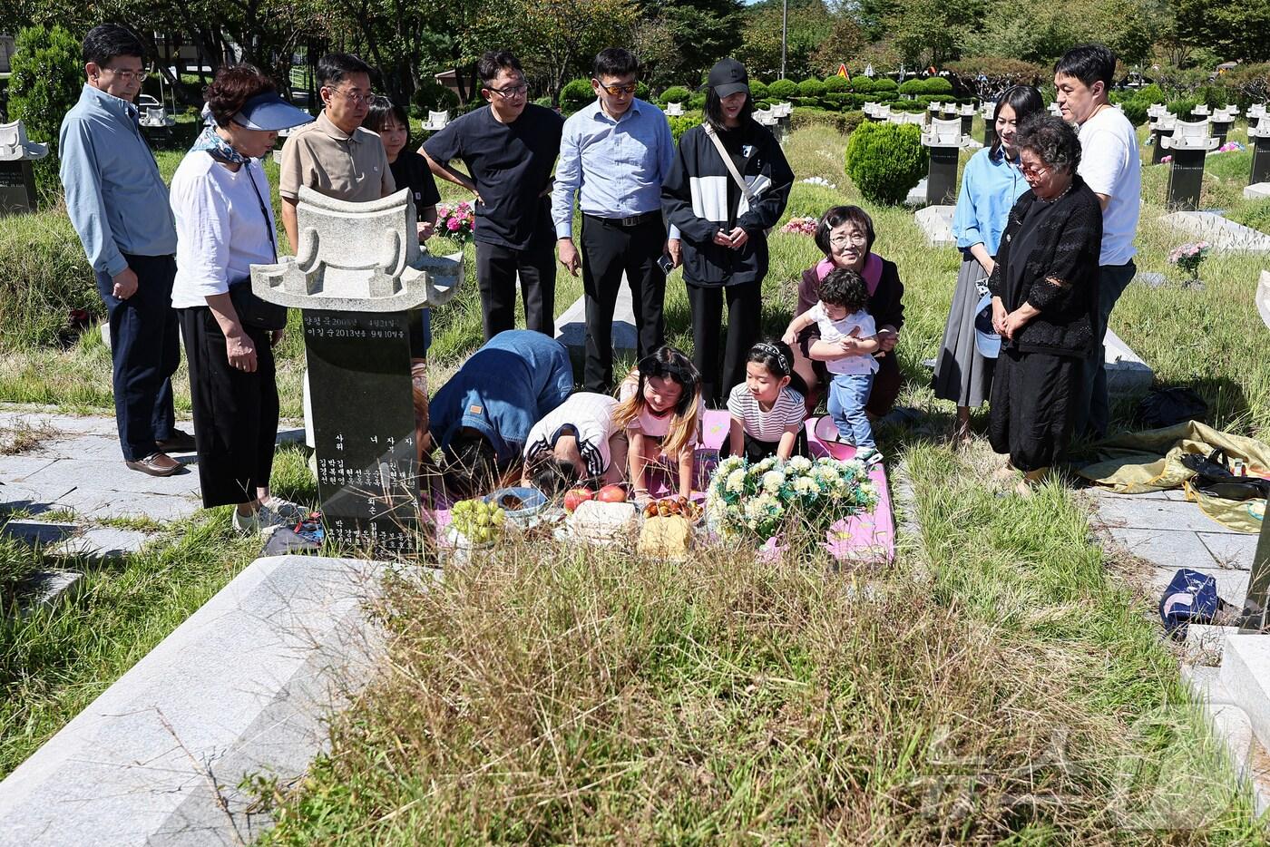 추석 명절을 2주가량 앞둔 21일 인천 부평구 인천가족공원에서 한 가족이 이른 성묘를 하고 있다.  2025.9.21/뉴스1 ⓒ News1 김도우 기자