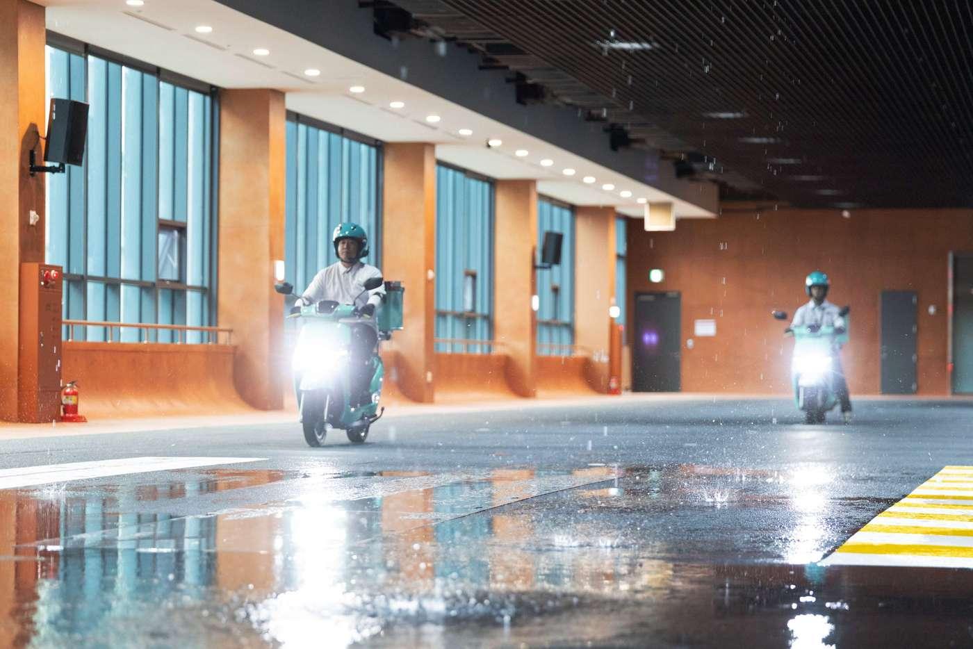 경기도 하남시  배민라이더스쿨에서 이륜차 교육 전문 강사들이 빗길 제동 교육 시연을 하고  있다.&#40;배달의민족제공&#41;