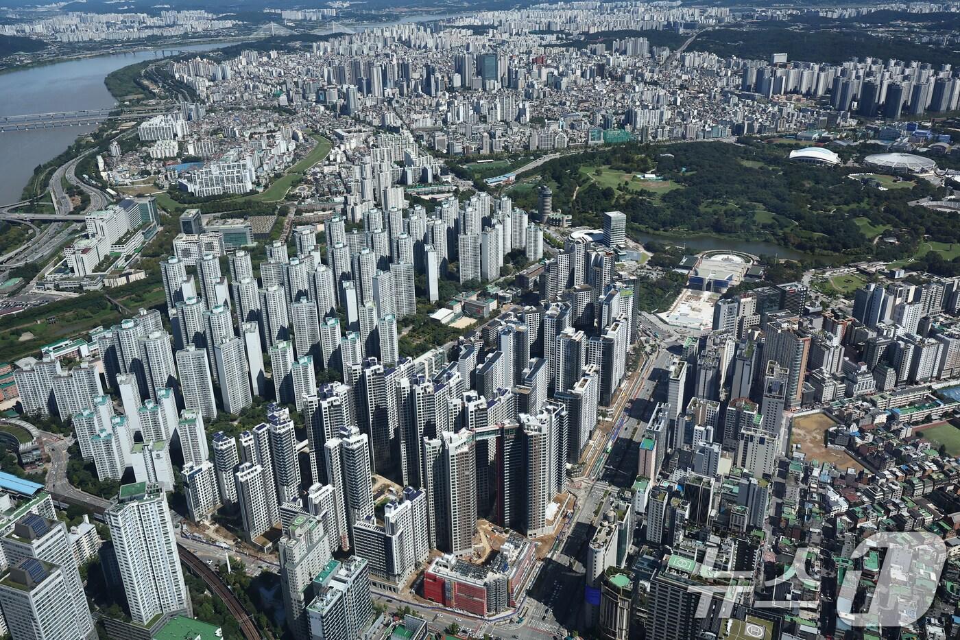 롯데월드 서울스카이 전망대서 바라본 아파트 단지 모습. (자료사진)/뉴스1 ⓒ News1 김민지 기자