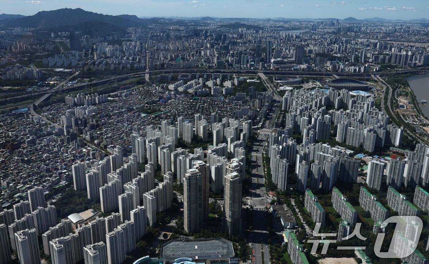  롯데월드 서울스카이 전망대서 바라본 아파트 단지 모습. 2025.9.21/뉴스1 ⓒ News1 김민지 기자