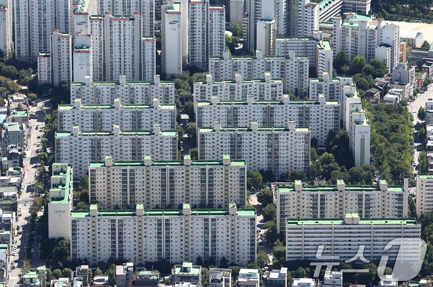 롯데월드 서울스카이 전망대서 바라본 아파트 단지 모습.  ⓒ News1 김민지 기자
