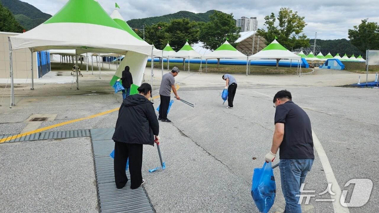 본문 이미지 - 강원 정선군이 오는 10월 2일까지 관광지와 시가지를 중심으로 쓰레기 수거 등 대청소를 하는 국토대청결 활동에 나서고 있다. &#40;정선군 제공. 재판매 및 DB금지&#41; 2025.9.21/뉴스1