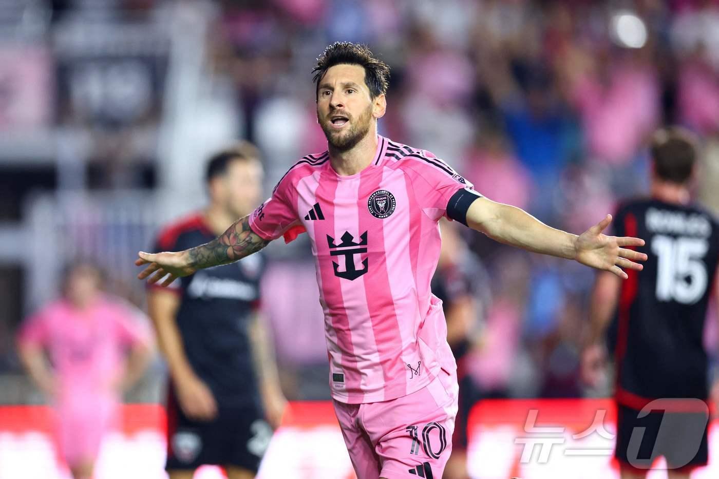 인터 마이애미 공격수 리오넬 메시가 21일(한국시간) 열린 2025 MLS DC유나이티드전에서 2골 1도움으로 활약해 팀의 3-2 승리를 이끌었다. ⓒ AFP=뉴스1