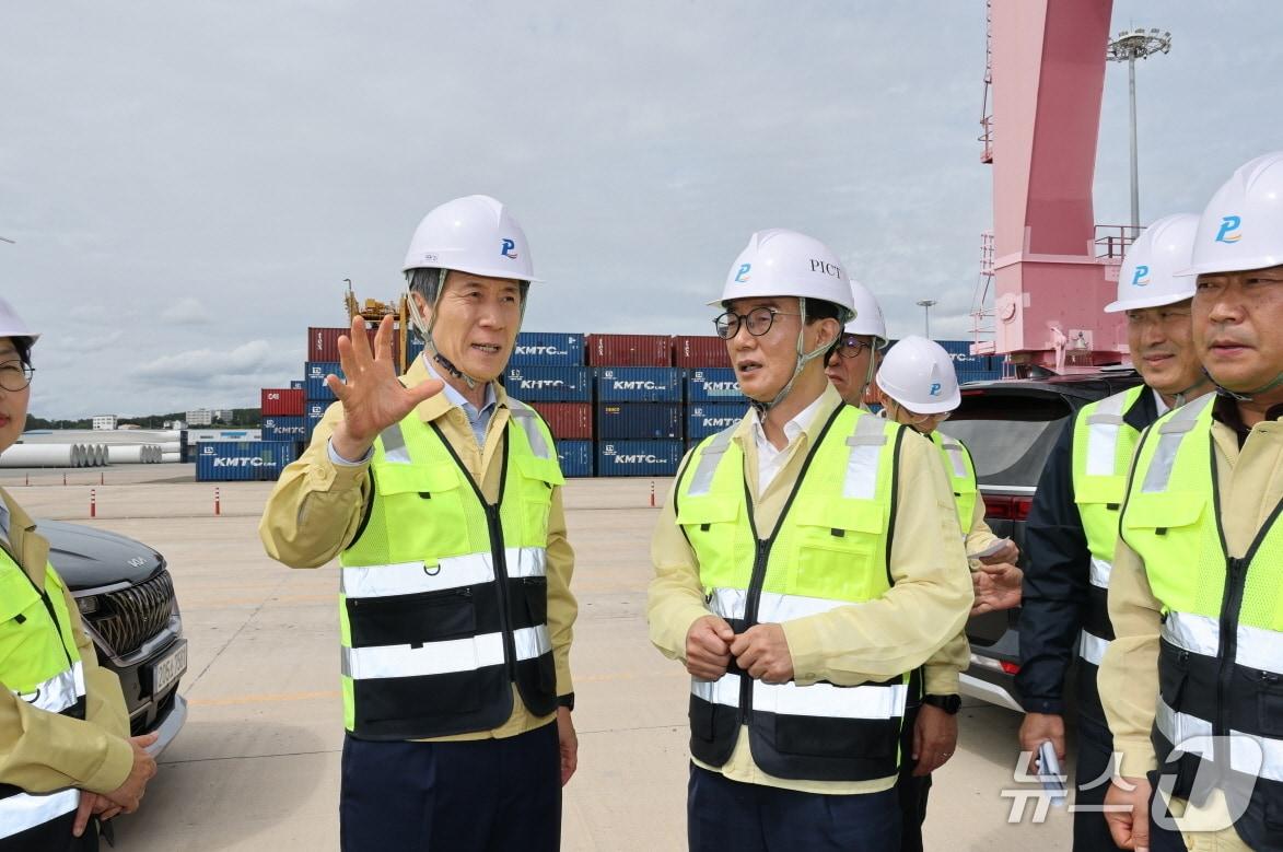 본문 이미지 - 이강덕 포항시장&#40;왼쪽&#41;이 포항 영일만항을 방문한 전재수 해양수산부 장관에게 APEC 정상회의 기간 숙박크루즈 운영 지원에 대한 설명을 하고 있다.&#40;포항시 제공. 재판매 및 DB 금지&#41;