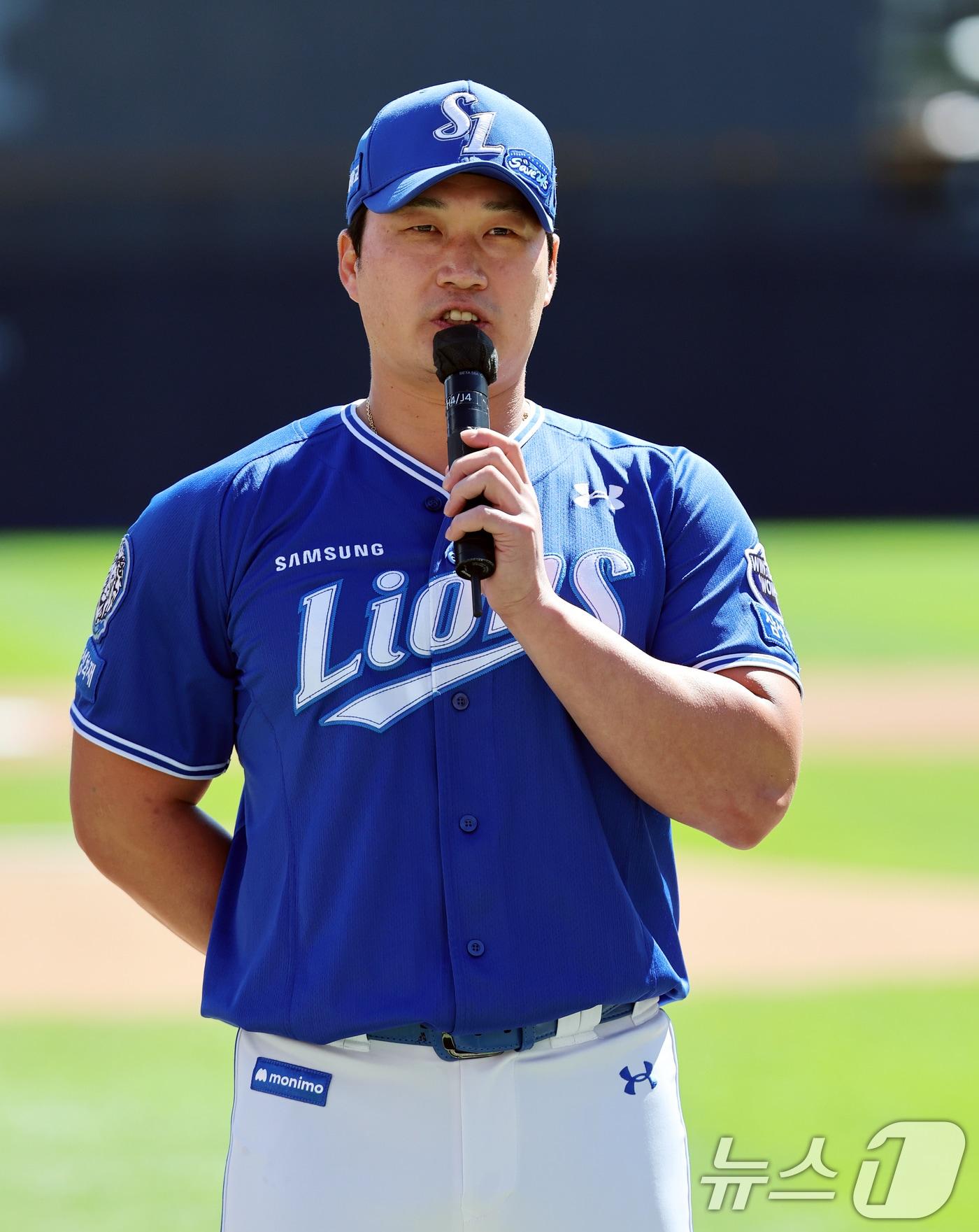본문 이미지 - 은퇴 투어 중인 삼성 라이온즈 오승환이 21일 오후 경기 수원시 장안구 KT위즈파크에서 열린 KT 위즈와의 원정 경기에 앞서 감사 인사를 전하고 있다. 2025.9.21/뉴스1 ⓒ News1 오대일 기자