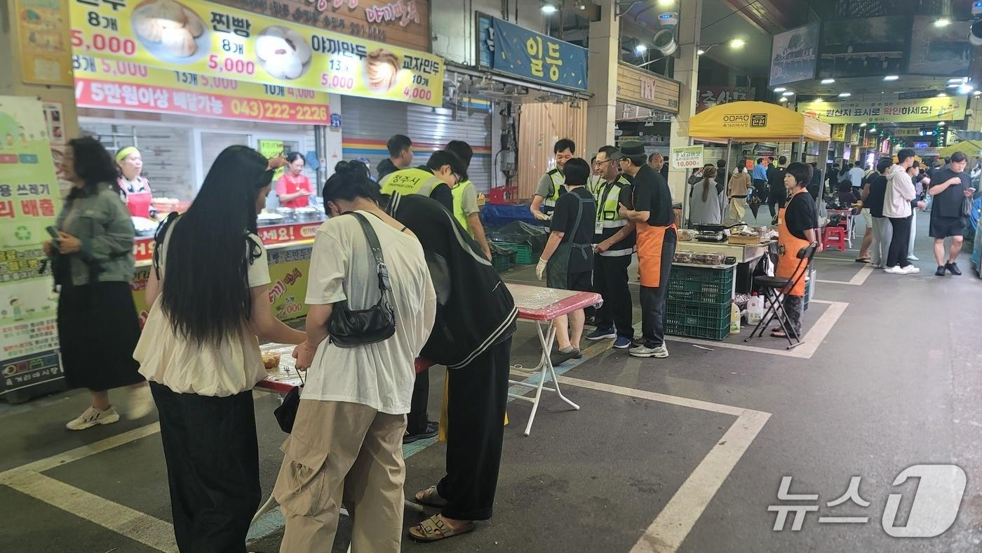 지난 19일 상설 운영 첫 날인 &#39;청주육거리 야시장&#39;에서 시민들이 시식존에서 서서 음식을 먹고 있다.2025.9.19./뉴스1 임양규 기자