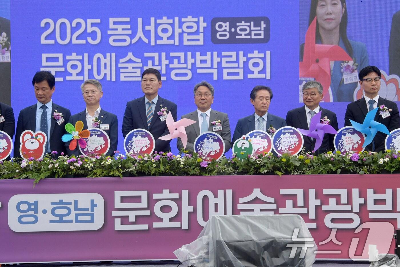 강기정 광주시장이 20일 담양종합체육관에서 열린 ‘2025 동서화합 영호남 문화예술관광박람회’ 개막식에 참석해 기념촬영을 하고 있다.&#40;광주시 제공. 재판매 및 DB 금지&#41; 2025.9.21/뉴스1 