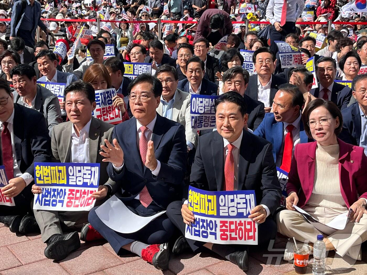 본문 이미지 - 장동혁 국민의힘 대표와 송언석 원내대표가 21일 대구시 동구 동대구역 광장에서 열린 야당탄압·독재정치 국민 규탄대회에 참석하고 있다. 2025.9.21/뉴스1 ⓒ News1 공정식 기자