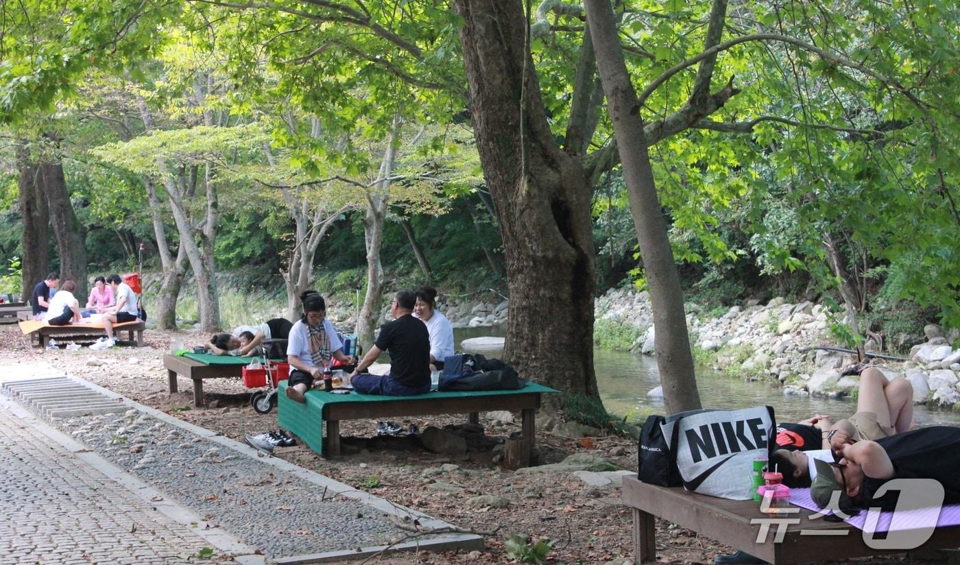 21일 오후 1시께 전북 김제시 모악산 도립공원 일대에 나들이객들이 휴식을 즐기고 있다. 2025.9.21/뉴스1 신준수 기자