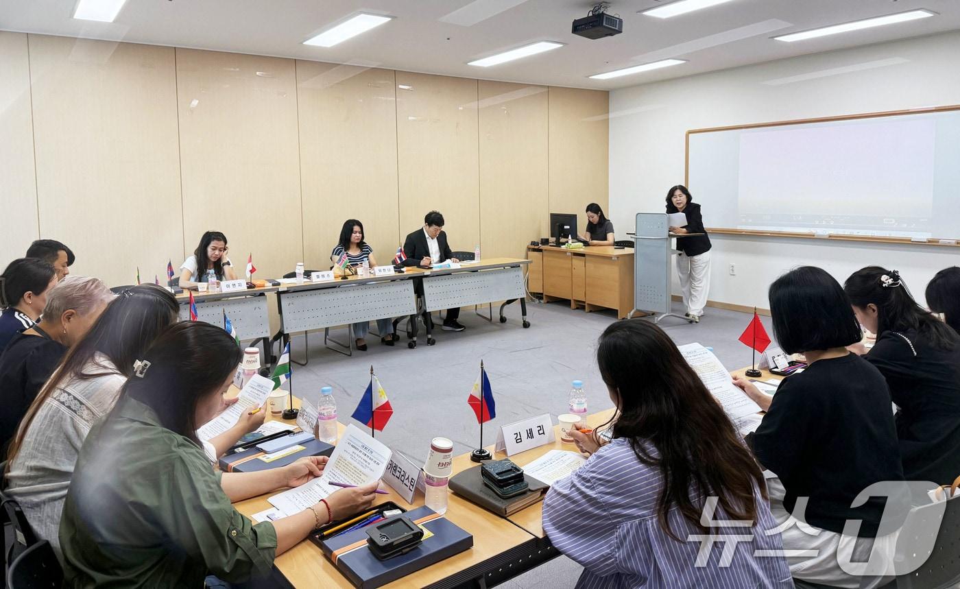20일 오후 광주 외국인 주민지원센터에서 12개국 출신 외국인 주민들이 참석한 가운데 &#39;외국인 주민협의회&#39;가 열리고 있다.&#40;광주시 제공. 재판매 및 DB 금지&#41; 