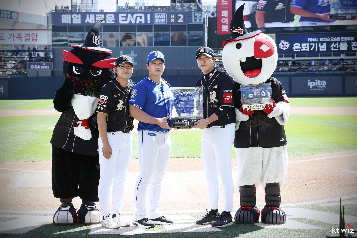 KT 위즈가 21일 삼성 라이온즈전에 앞서 오승환의 은퇴 투어 행사를 열었다. 사진은 오승환이 삼성 시절 한솥밥을 먹었던 KT 김상수, 우규민과 함께 기념 촬영한 모습. (KT 제공)