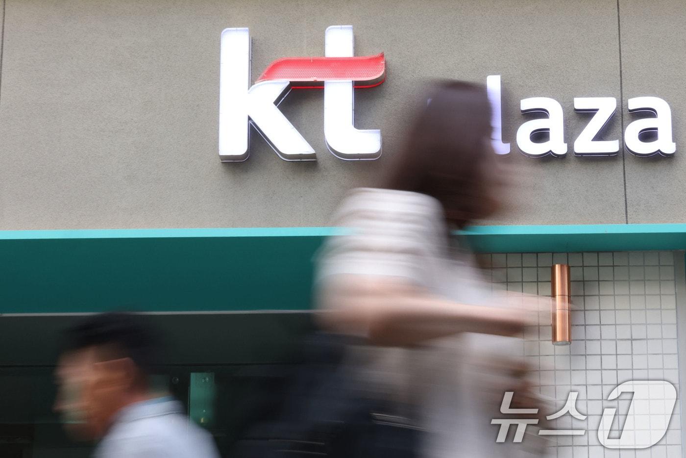 KT 소액결제 침해 사태가 서울 서초구·동작구, 경기 고양시 일산동구 등에서도 발생한 것으로 알려진 21일 서울의 한 KT매장 앞을 시민들이 지나가고 있다. 2025.9.21/뉴스1 ⓒ News1 이광호 기자