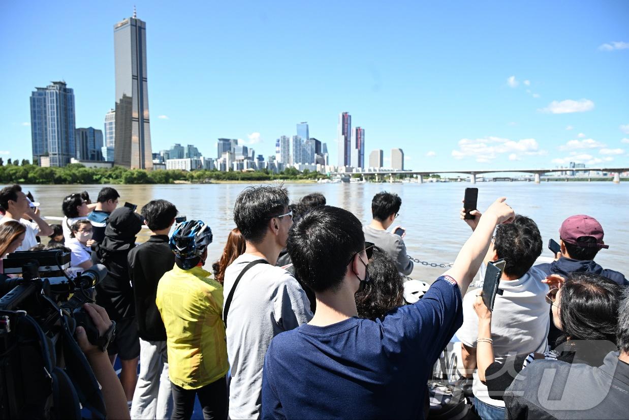 본문 이미지 - 서울 잠실 한강버스 선착장을 찾은 시민들이 한강버스를 이용해 여의도로 향하고 있다. (서울시 제공. 재판매 및 DB금지) 2025.9.21 ⓒ 뉴스1