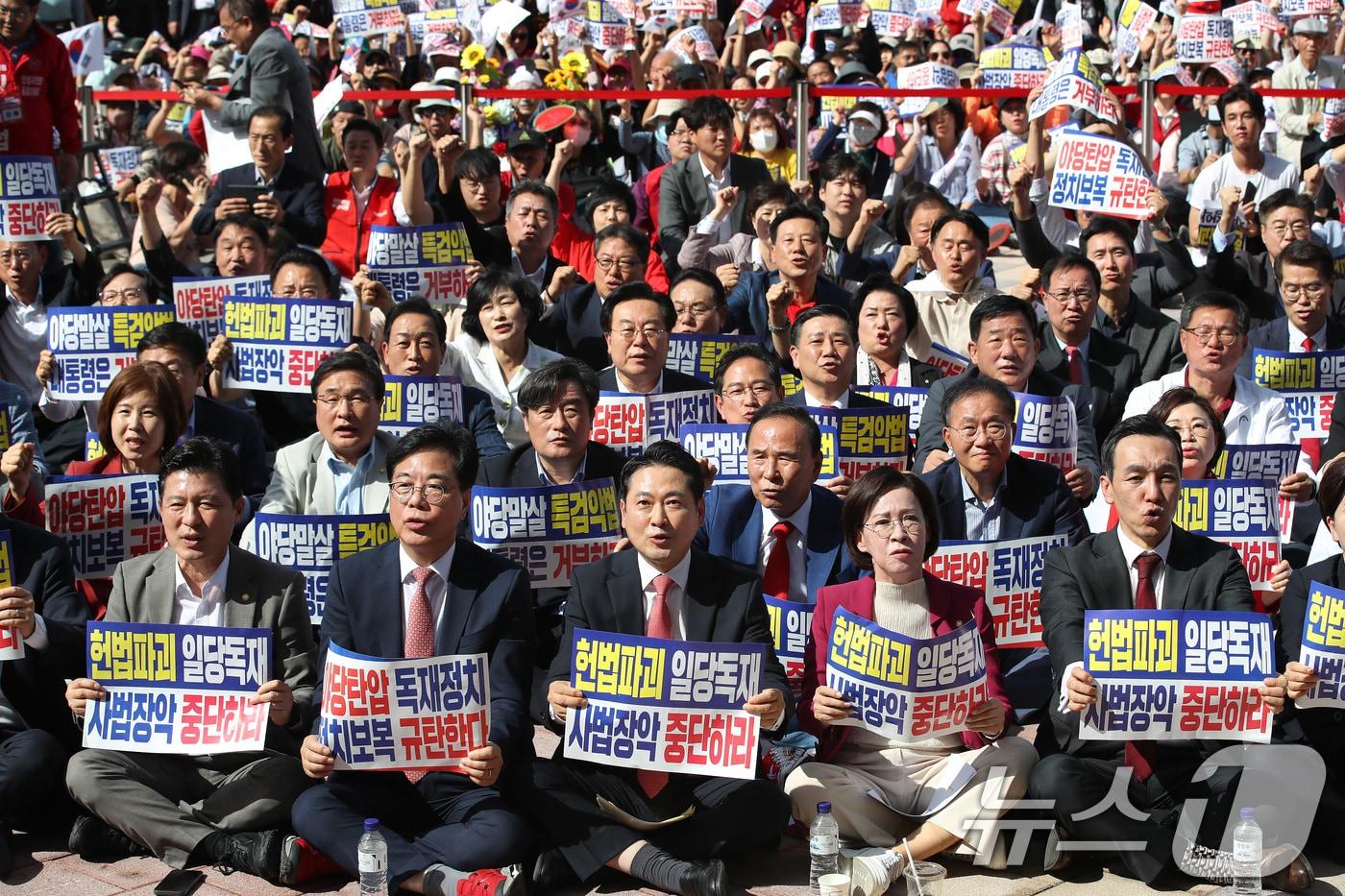 장동혁 대표와 송언석 원내대표를 비롯한 국민의힘 관계자들이 21일 오후 대구 동구 동대구역 광장에서 열린 야당탄압·독재정치 국민 규탄대회에 참석해 구호를 외치고 있다. 2025.9.21/뉴스1 ⓒ News1 공정식 기자