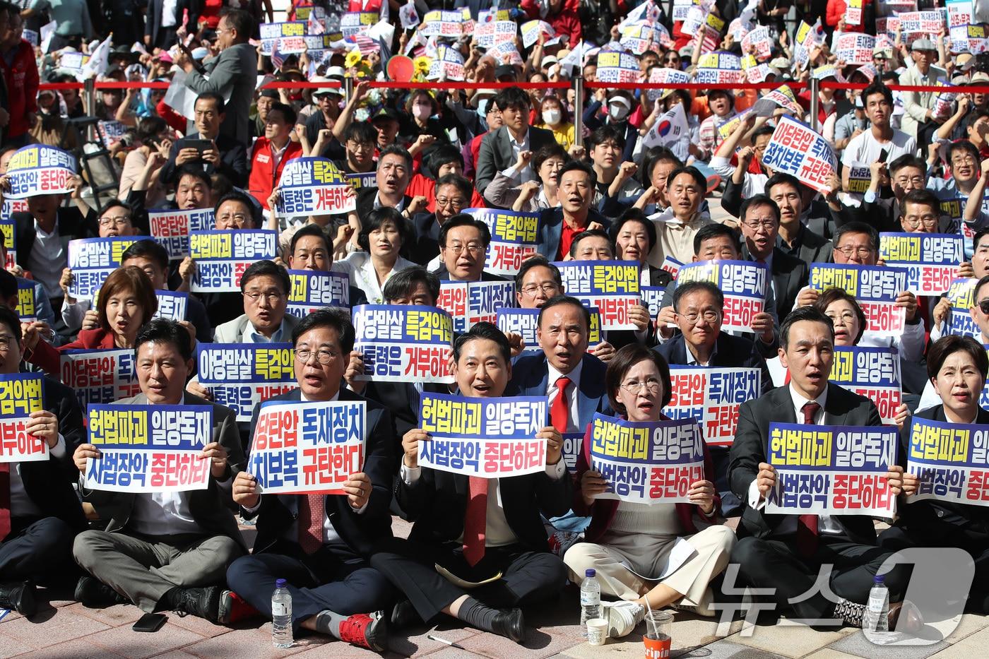 장동혁 대표와 송언석 원내대표를 비롯한 국민의힘 관계자들이 21일 오후 대구 동구 동대구역 광장에서 열린 야당탄압·독재정치 국민 규탄대회에 참석해 구호를 외치고 있다. 2025.9.21/뉴스1 ⓒ News1 공정식 기자