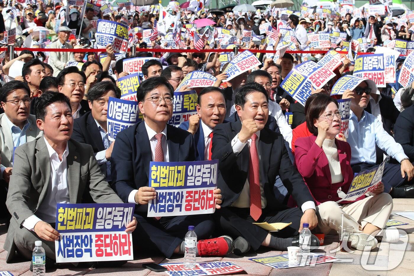 장동혁 대표와 송언석 원내대표를 비롯한 국민의힘 관계자들이 21일 오후 대구 동구 동대구역 광장에서 열린 야당탄압·독재정치 국민 규탄대회에 참석해 구호를 외치고 있다. 2025.9.21/뉴스1 ⓒ News1 공정식 기자