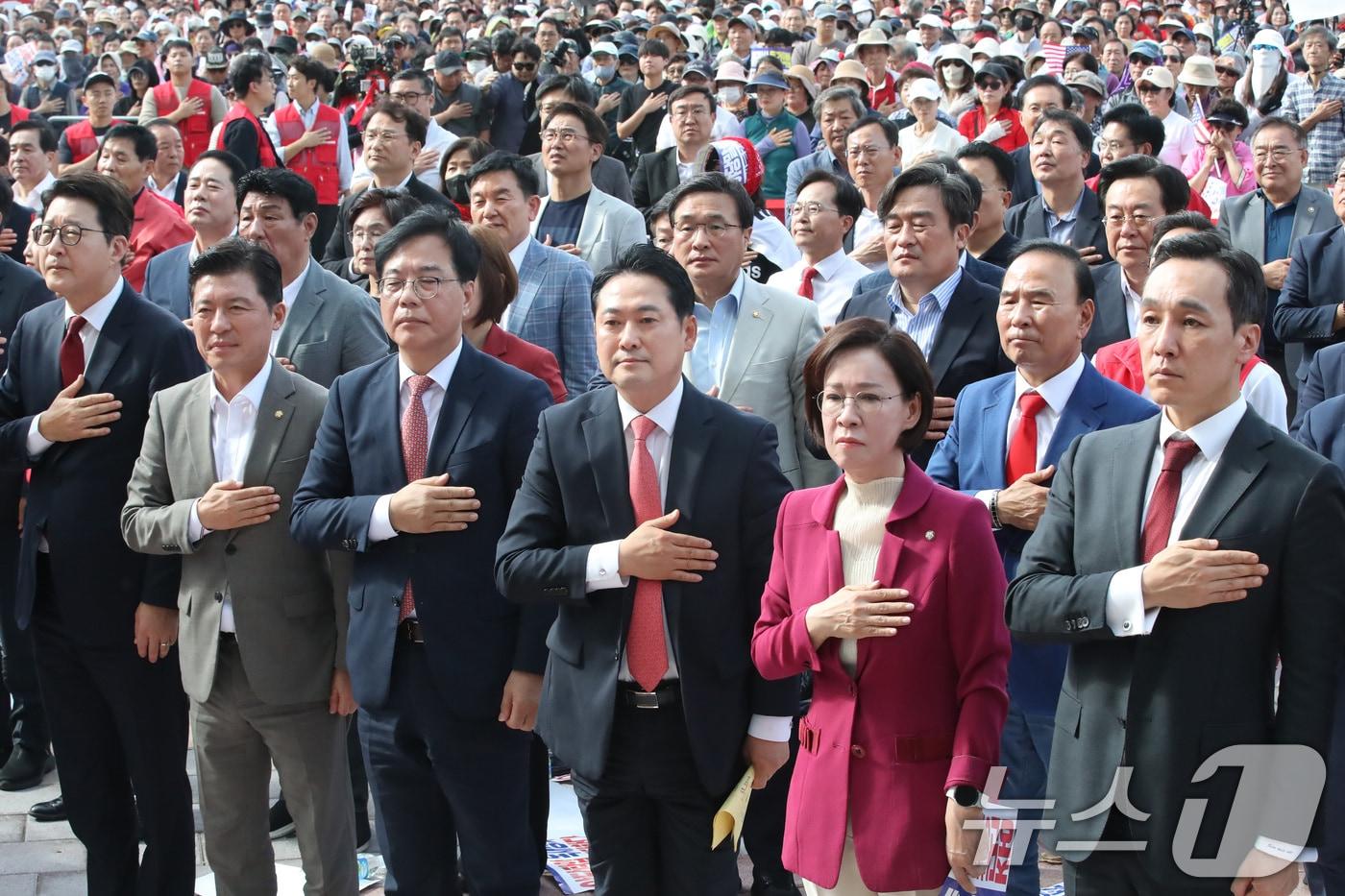 장동혁 대표와 송언석 원내대표를 비롯한 국민의힘 관계자들이 21일 오후 대구 동구 동대구역 광장에서 열린 야당탄압·독재정치 국민 규탄대회에 참석해 국민의례를 하고 있다. 2025.9.21/뉴스1 ⓒ News1 공정식 기자