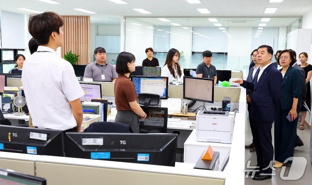 본문 이미지 - 박종길 근로복지공단 이사장이 지난 19일 공단 서울지역본부를 방문해 체불 근로자 대지급금 신속 지원 등을 강조하며 현장경영을 펼치고 있다. (근로복지공단 제공. 재판매 및 DB 금지) /뉴스1