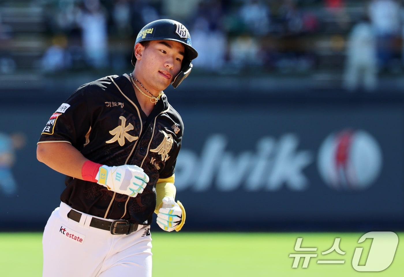 21일 오후 경기 수원시 장안구 KT위즈파크에서 열린 &#39;2025 신한 SOL 뱅크 KBO리그&#39; 삼성 라이온즈와 KT 위즈의 경기, 2-0으로 앞선 KT의 5회말 공격 무사 1루에서 안현민이 달아나는 2점 홈런을 쏘아올린 후 다이아몬드를 돌고 있다. 2025.9.21/뉴스1 ⓒ News1 오대일 기자
