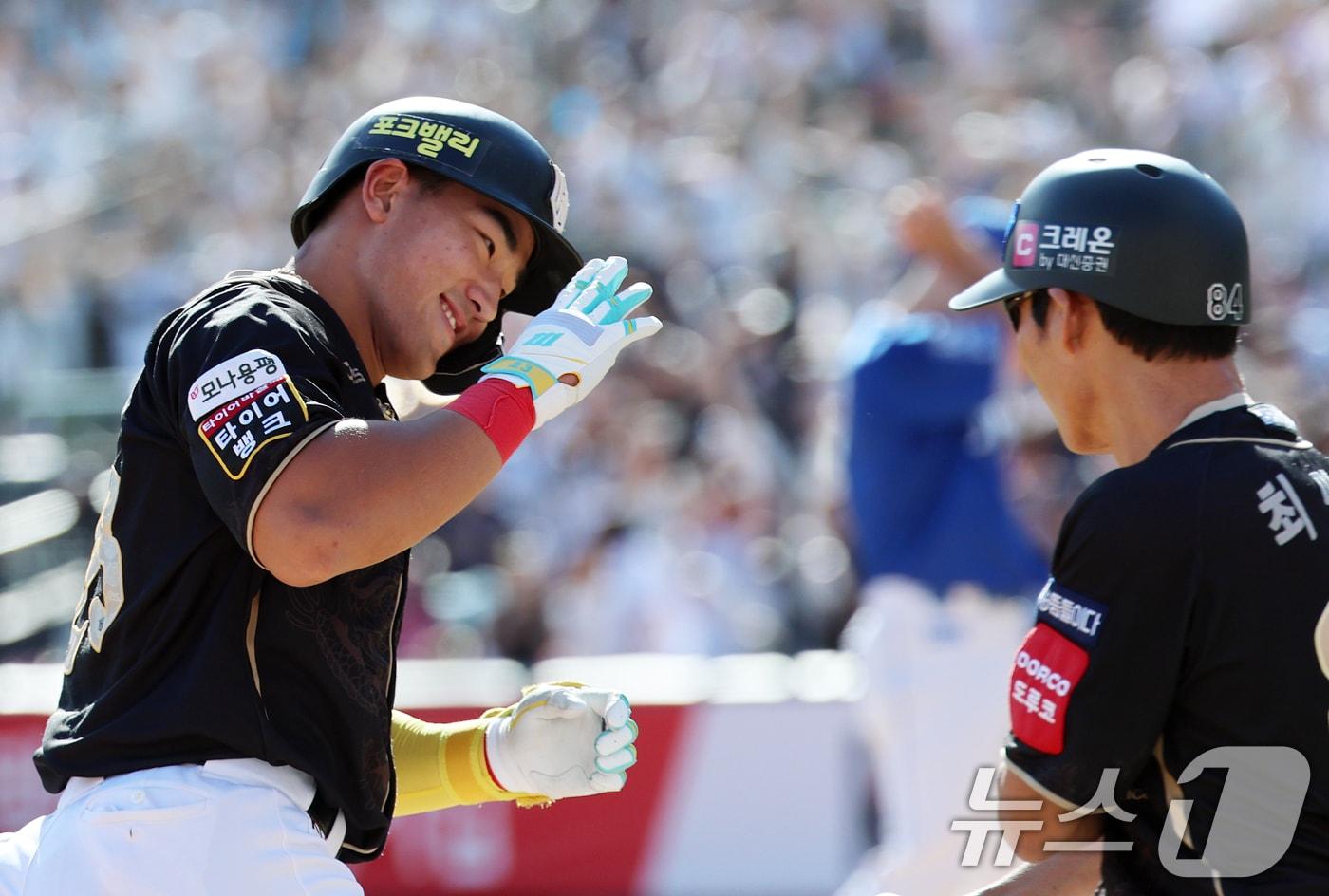 21일 오후 경기 수원시 장안구 KT위즈파크에서 열린 &#39;2025 신한 SOL 뱅크 KBO리그&#39; 삼성 라이온즈와 KT 위즈의 경기, 2-0으로 앞선 KT의 5회말 공격 무사 1루에서 안현민이 달아나는 2점 홈런을 쏘아올린 후 환호하고 있다. 2025.9.21/뉴스1 ⓒ News1 오대일 기자