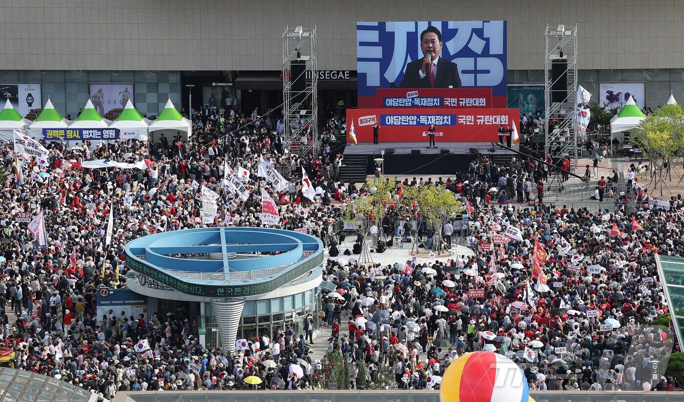 21일 오후 대구 동구 동대구역 광장에서 장동혁 국민의힘 대표를 비롯한 지도부가 참석한 가운데 야당탄압·독재정치 국민 규탄대회가 열리고 있다. 2025.9.21/뉴스1 ⓒ News1 공정식 기자