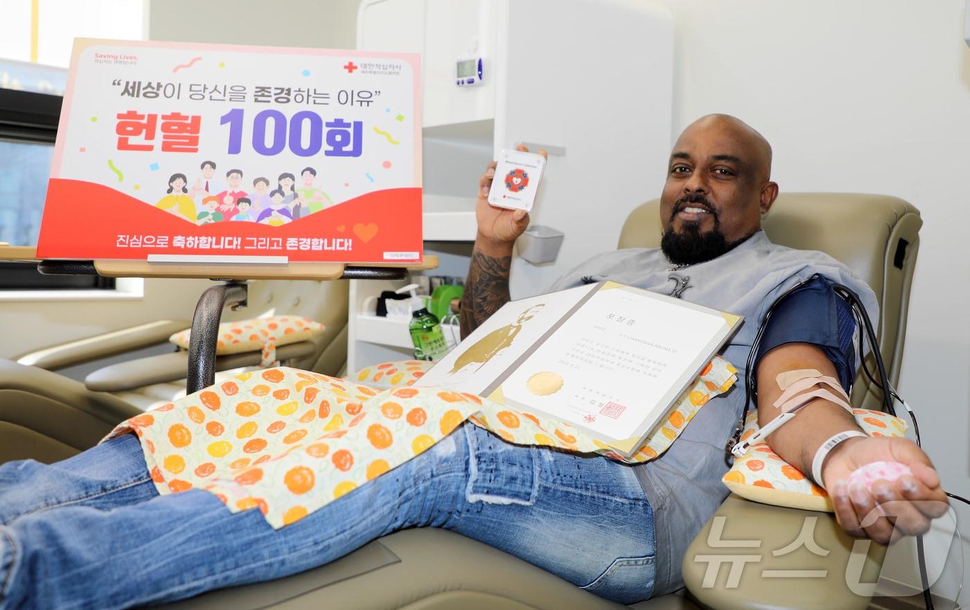 21일 오후 제주시 노형동 헌혈의집 신제주센터에서 100번째 헌혈을 하고 있는 스리랑카 국적의 이주 노동자 찬다나 씨&#40;Ediriweera Patabandige Chandana Aruna·52&#41;가 대한적십자사 헌혈유공장 명예장을 들고 기념촬영을 하고 있다. ⓒ News1 오미란 기자