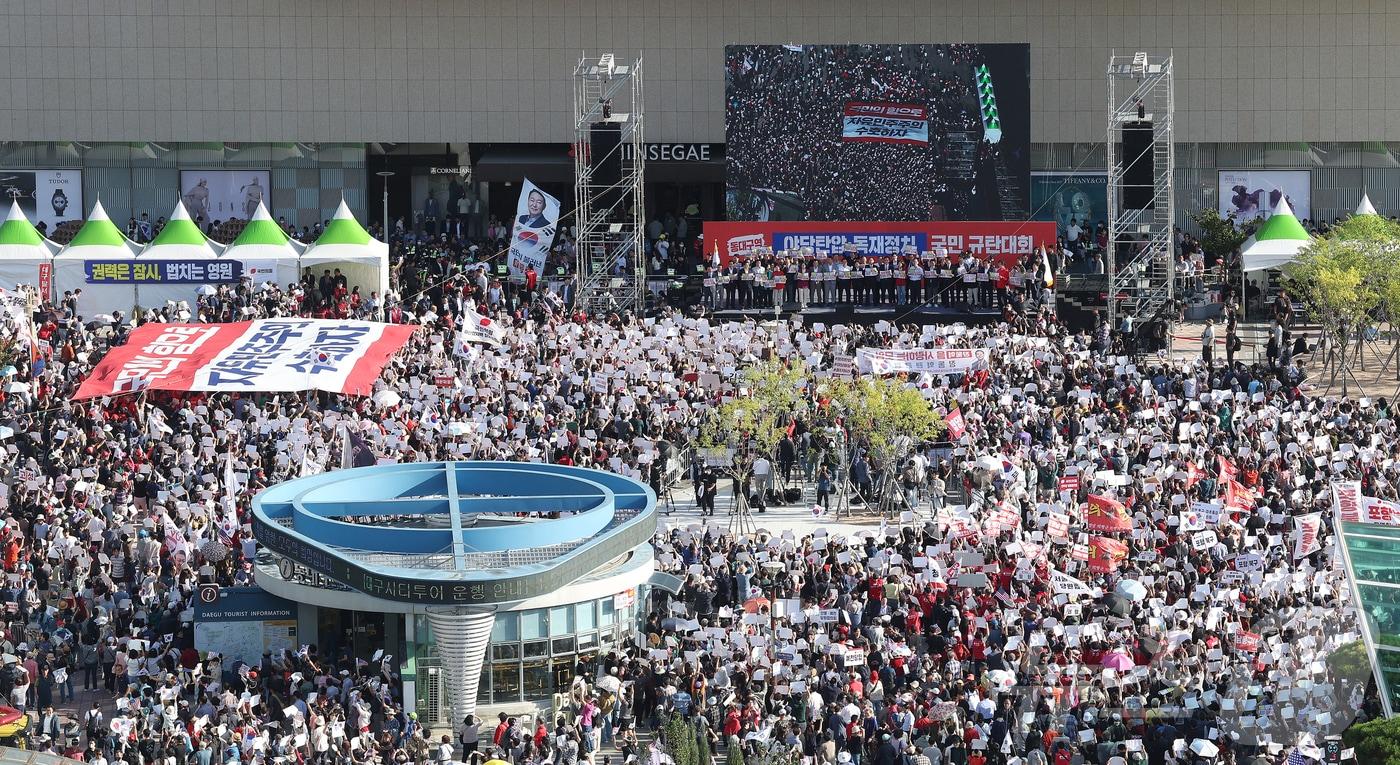 21일 오후 대구 동구 동대구역 광장에서 장동혁 국민의힘 대표를 비롯한 지도부가 참석한 가운데 야당탄압·독재정치 국민 규탄대회가 열리고 있다. 2025.9.21/뉴스1 ⓒ News1 공정식 기자