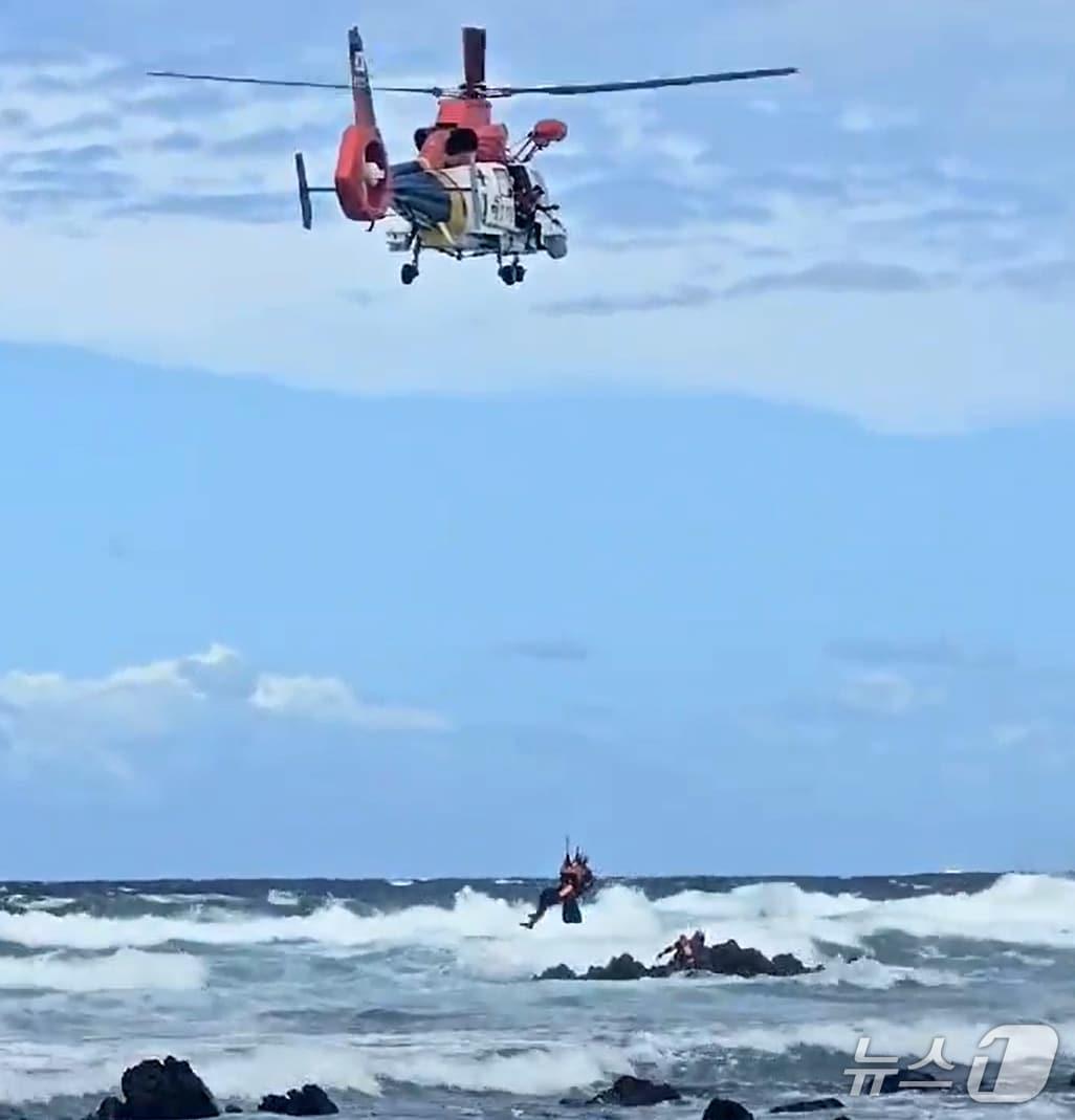 본문 이미지 - 21일 오후 12시 7분쯤 경북 포항시 남구 호미곶 인근 갯바위 고립됐던 50대 남성 A 씨가 해경 항공구조대에 무사히 구조됐다. (포항해경제공, 재판매 및 DB금지) 2025.9.21/뉴스1 