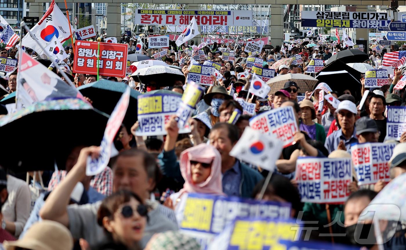 21일 오후 대구 동구 동대구역 광장에서 국민의힘 지도부가 참석한 가운데 '야당탄압·독재정치 국민 규탄대회'가 열리고 있다. 2025.9.21/뉴스1 ⓒ News1 공정식 기자