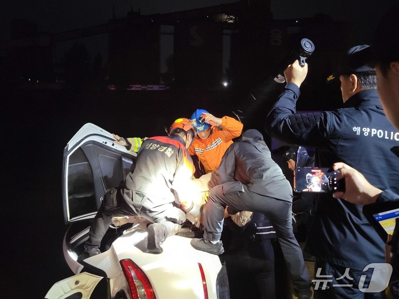 본문 이미지 - 해상 추락 차량 탑승자 구조현장.(동해해양경찰서 제공. 재판매 및 DB금지)/뉴스1