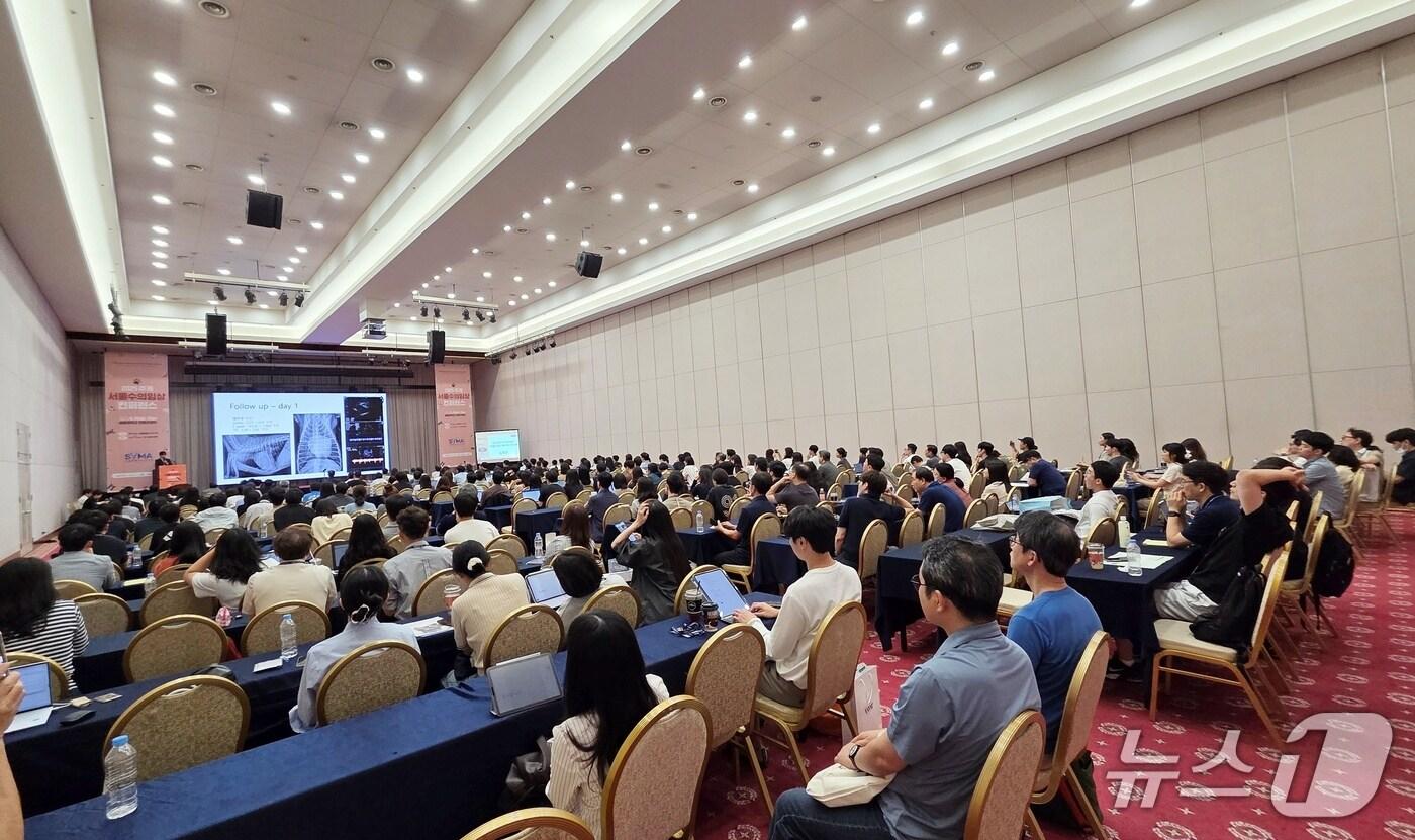 김예원 원장이 21일 서울 광진구 세종대학교에서 열린 '2025 추계 서울수의임상컨퍼런스'에서 강의를 하고 있다. ⓒ 뉴스1