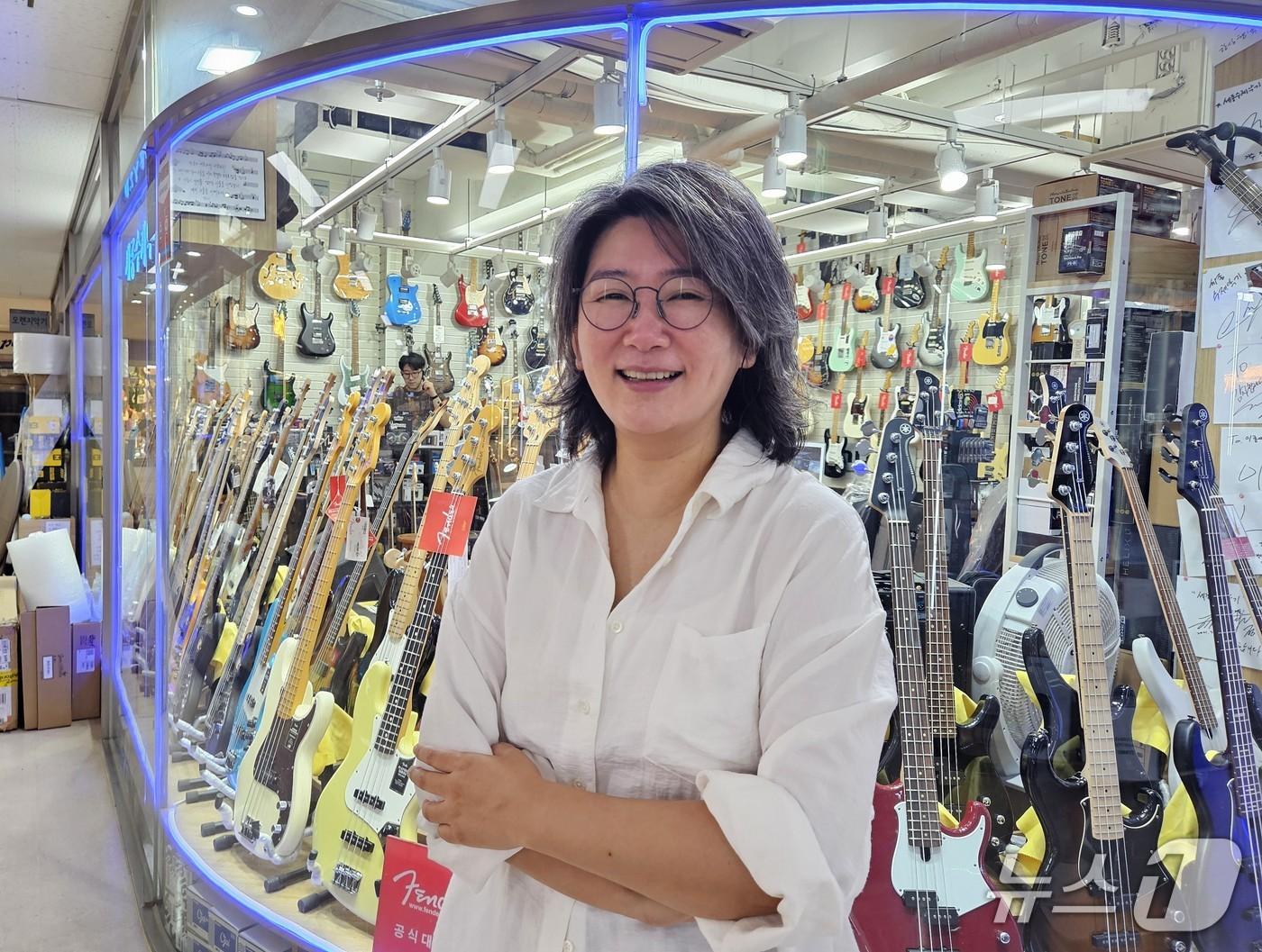 본문 이미지 - '기타쇼 낙원'을 기획한 김지연 전시기획자가 16일 종로구 낙원악기상가에서 뉴스1과의 인터뷰를 진행하고 있다. 2025.9.16/뉴스1 ⓒ News1 유채연 기자