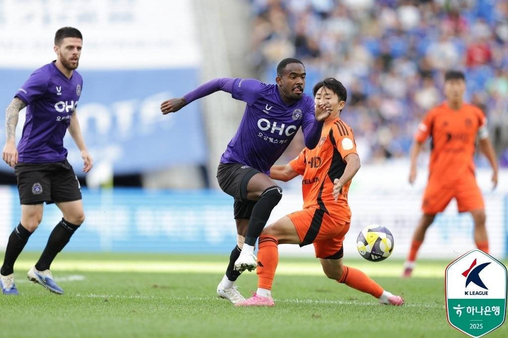 본문 이미지 - 울산HD와 FC안양은 21일 열린 하나은행 K리그1 2025 30라운드 경기에서 0-0으로 비겼다. &#40;한국프로축구연맹 제공&#41;