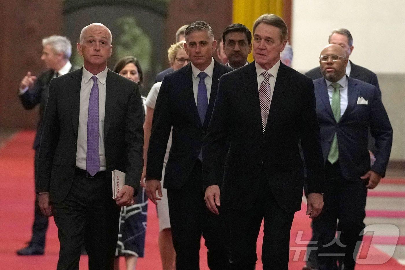 애덤 스미스 미국 하원 군사위원회 민주당 간사가 이끄는 미국 하원의원단이 21일&#40;현지시간&#41; 중국 베이징 인민대회당에서 리창 중국 총리와의 회담에 참석하고 있다. 2025.9.21. ⓒ AFP=뉴스1