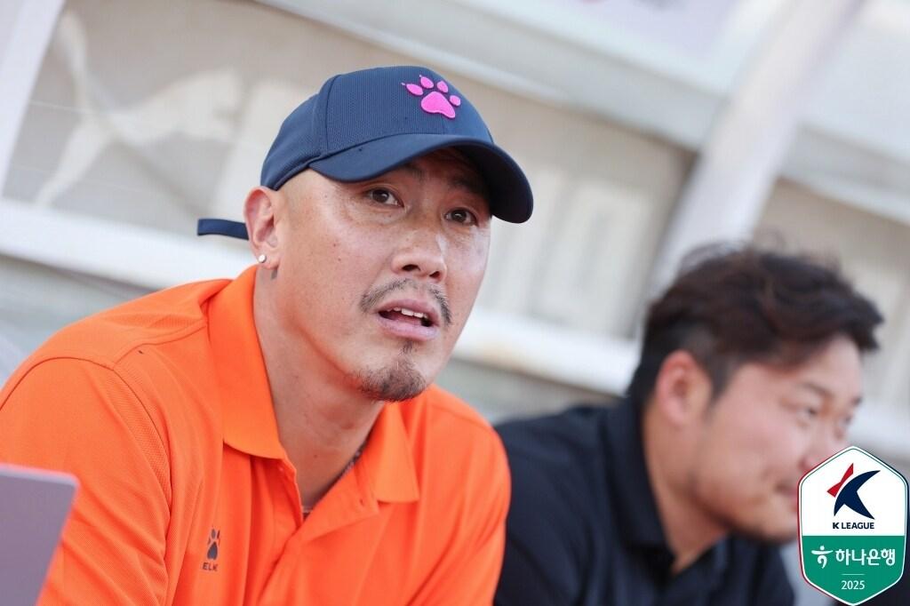 본문 이미지 - 차두리 화성FC 감독. (한국프로축구연맹 제공)