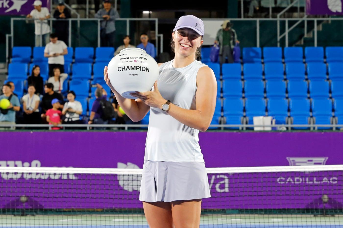 이가 시비옹테크가 21일 열린 WTA 투어 코리아오픈 단식 결승에서 에카테리나 알렉산드로바를 2-1로 꺾고 우승을 차지했다. &#40;코리아오픈 조직위원회 제공&#41;