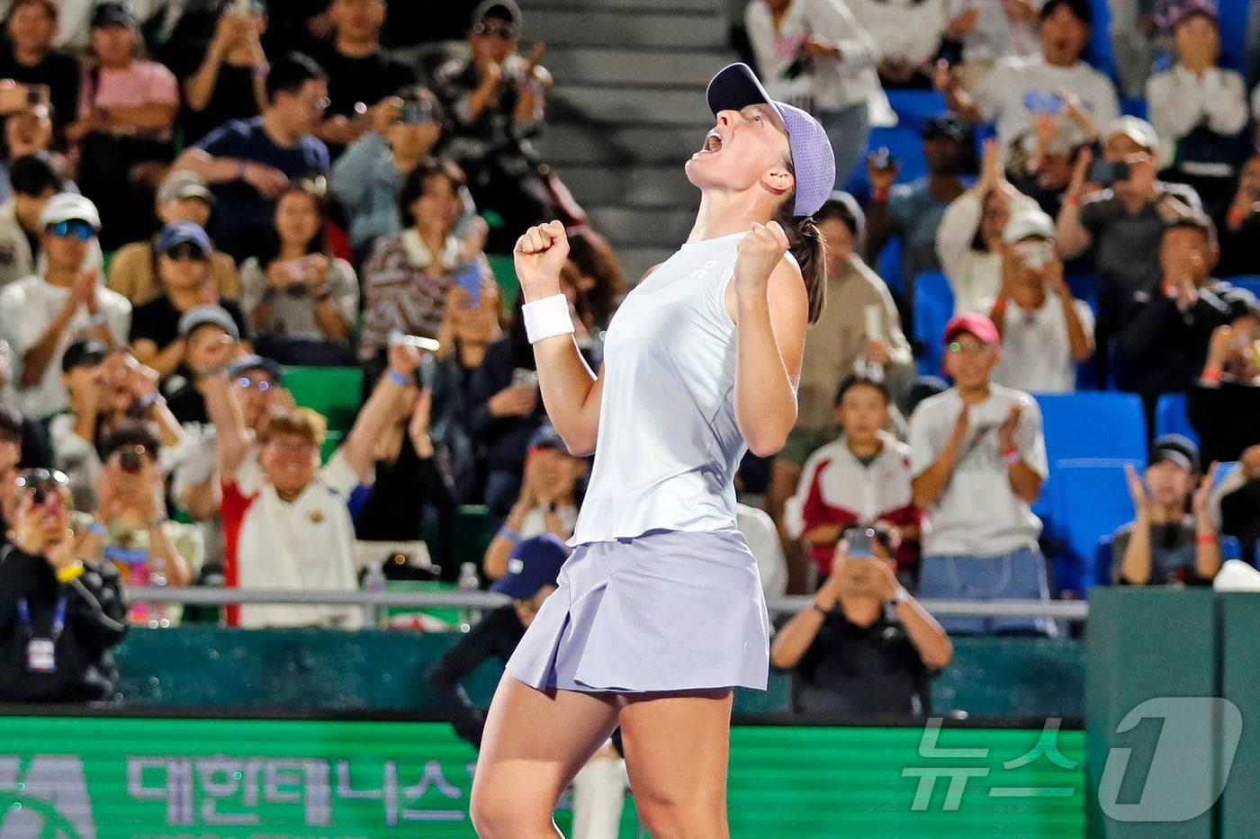 이가 시비옹테크가 21일 서울 송파구 올림픽공원 테니스경기장에서 열린 WTA 투어 코리아오픈 단식 결승에서 에카테리나 알렉산드로바를 2-1로 꺾고 우승을 차지한 후 포효하고 있다. &#40;코리아오픈 조직위원회 제공. 재판매 및 DB 금지&#41; 2025.9.21/뉴스1