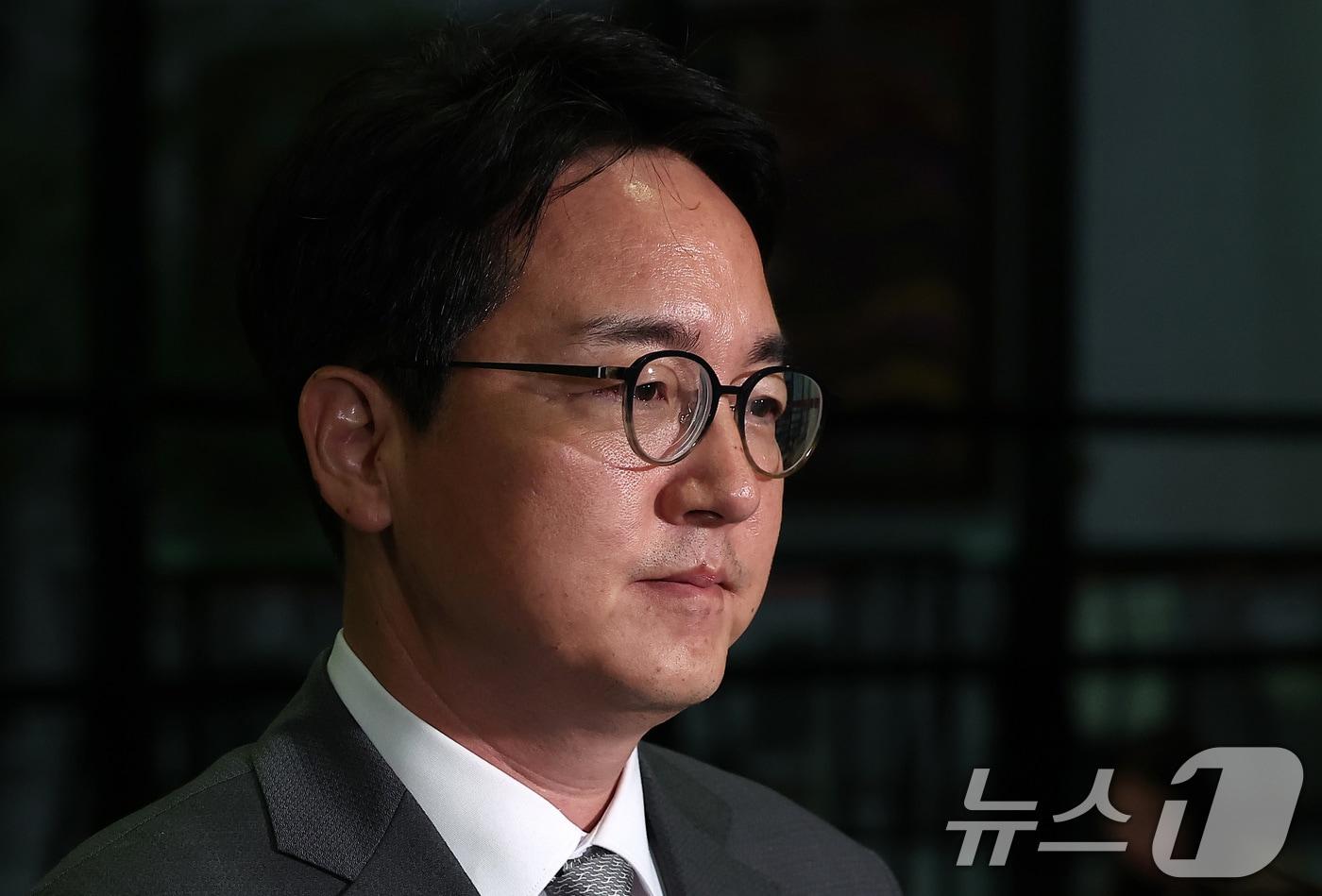 심우정 전 검찰총장이 22일 새벽 서울 서초구 서울고등검찰청에 마련된 내란 특검팀&#40;특별검사 조은석&#41; 사무실에서 피고발인 신분으로 조사를 받은 후 귀가하고 있다. 2025.9.22/뉴스1 ⓒ News1 김성진 기자